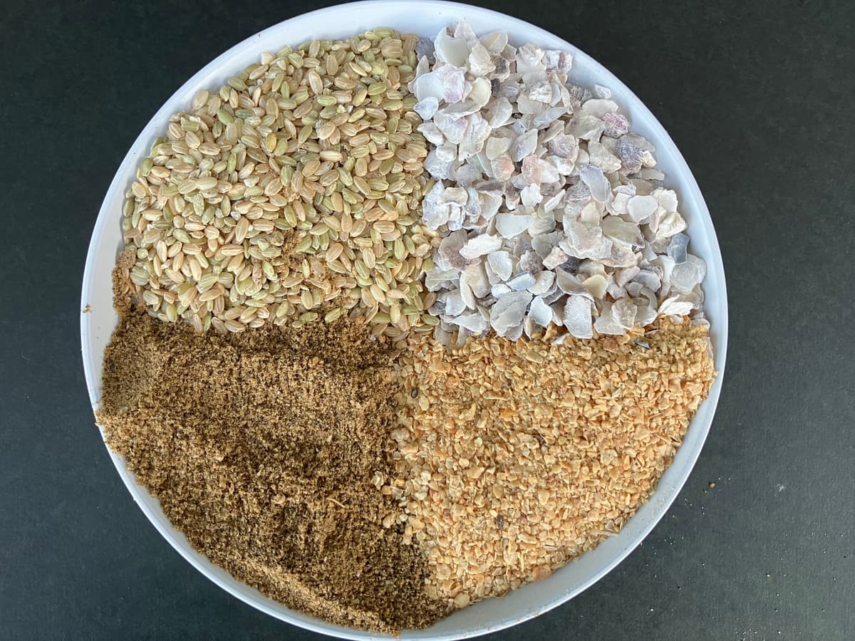 独自配合の発酵餌